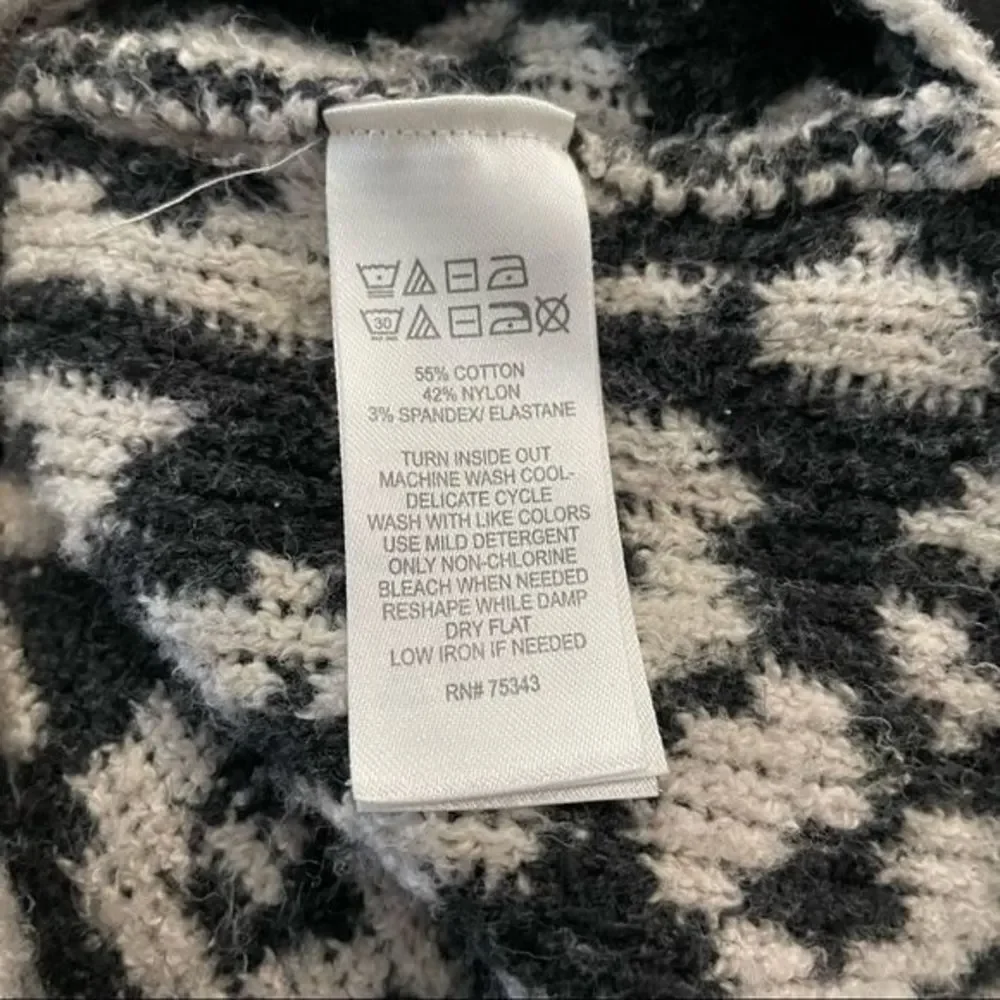 Yet‎ Again Leopard Cropped Sweater Size Small Black/White